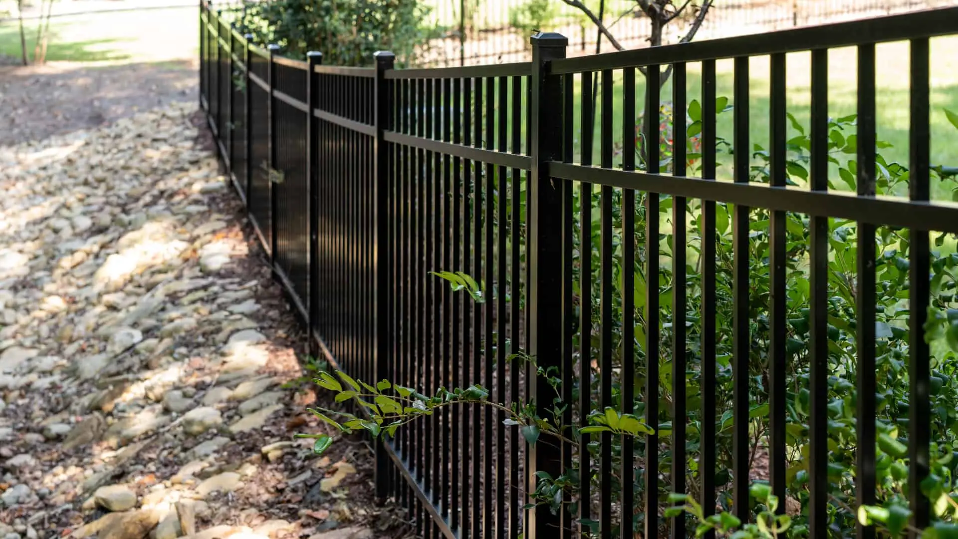 How a Knoxville Fence Company Approaches Fencing Laws