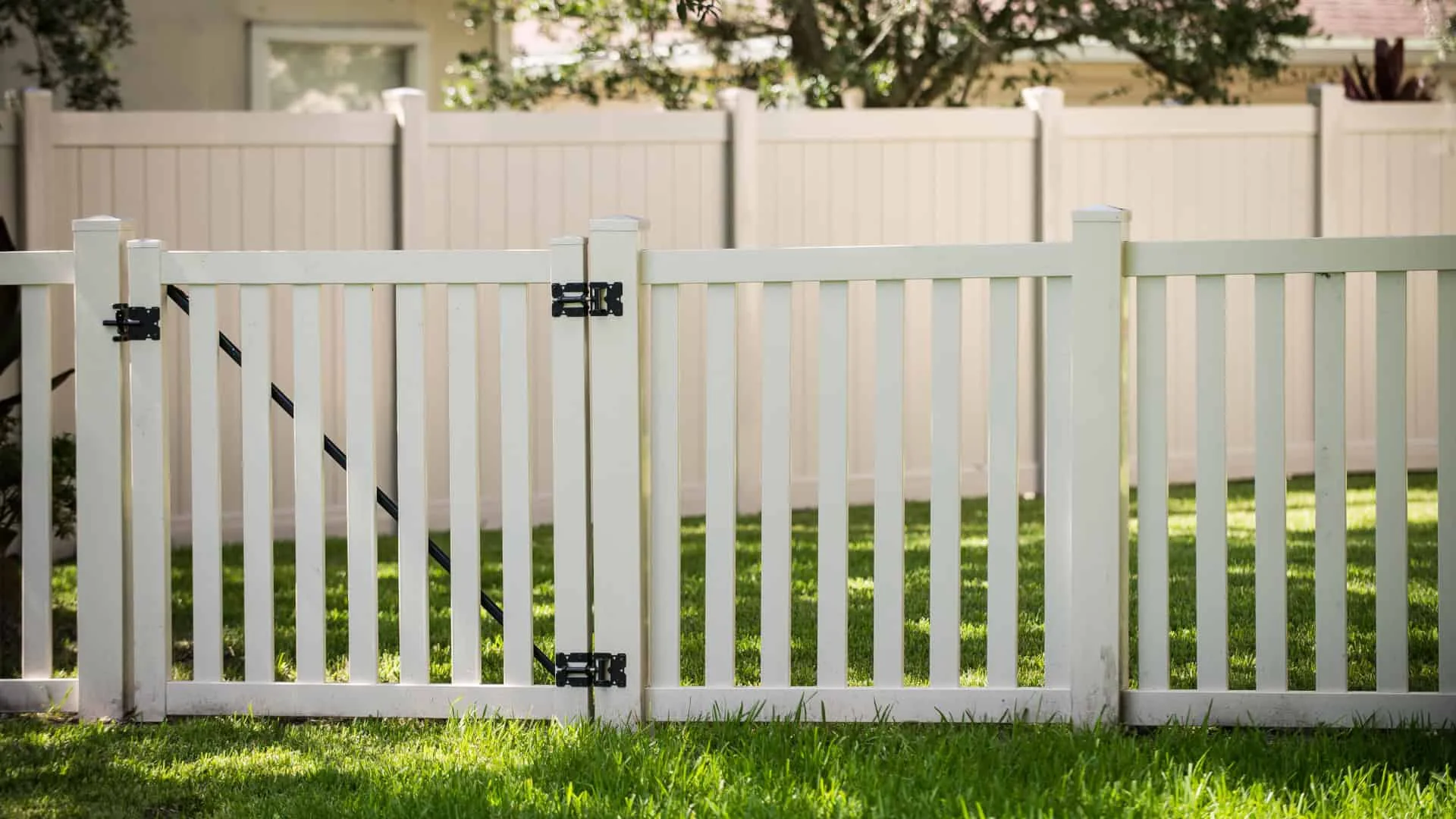 Stop Searching “Vinyl Fence Installation Near Me” Online