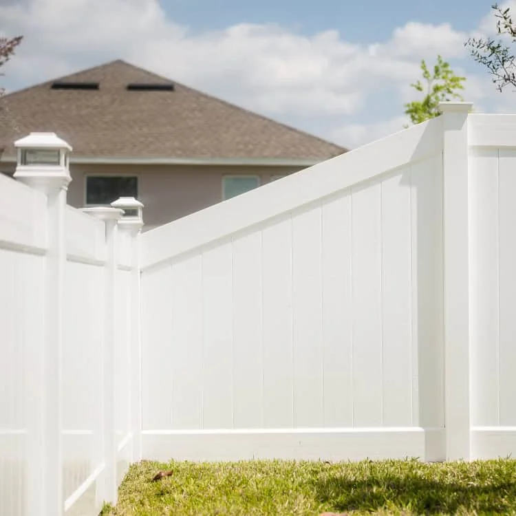 white vinyl fence