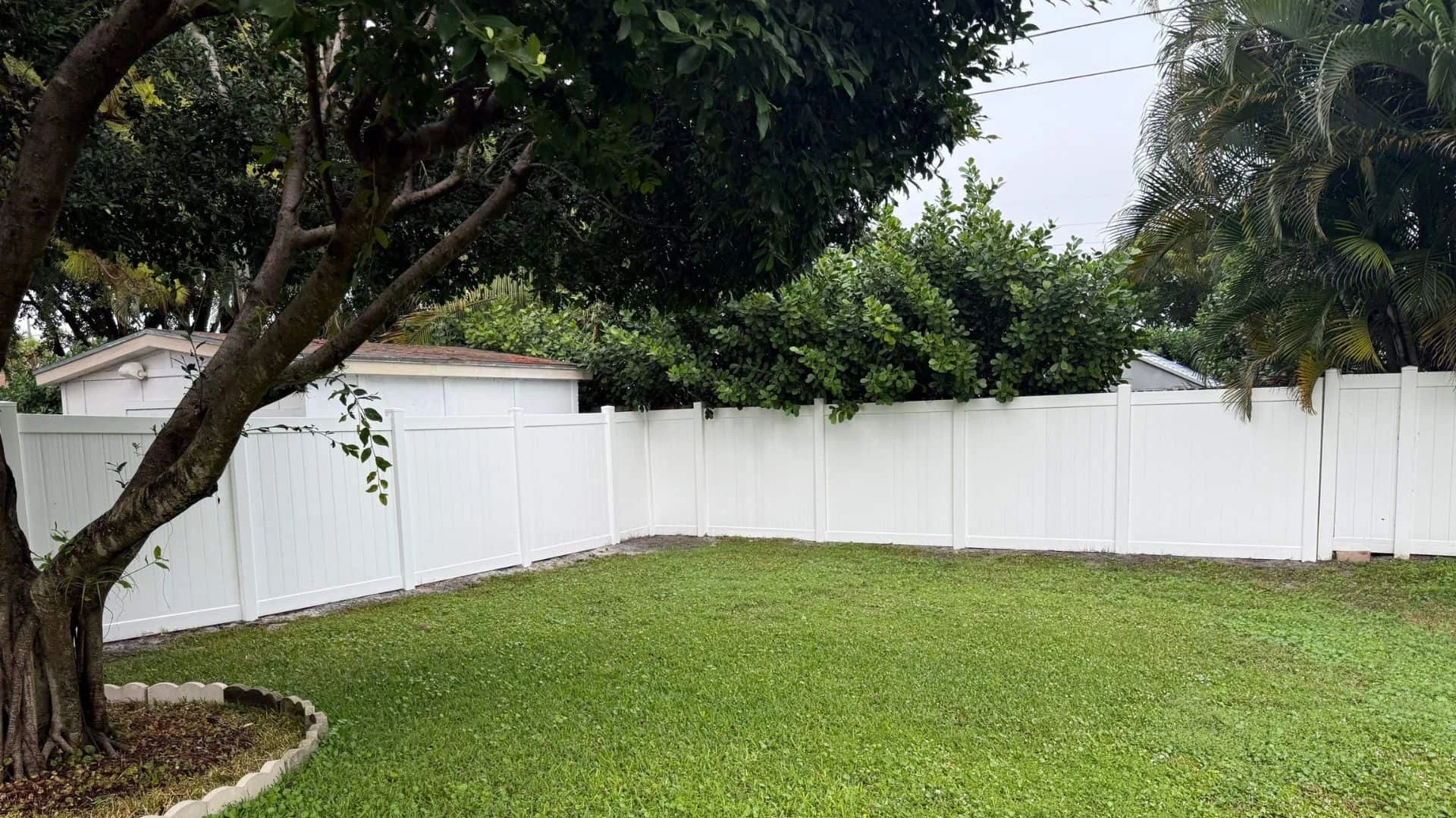 local vinyl fence company