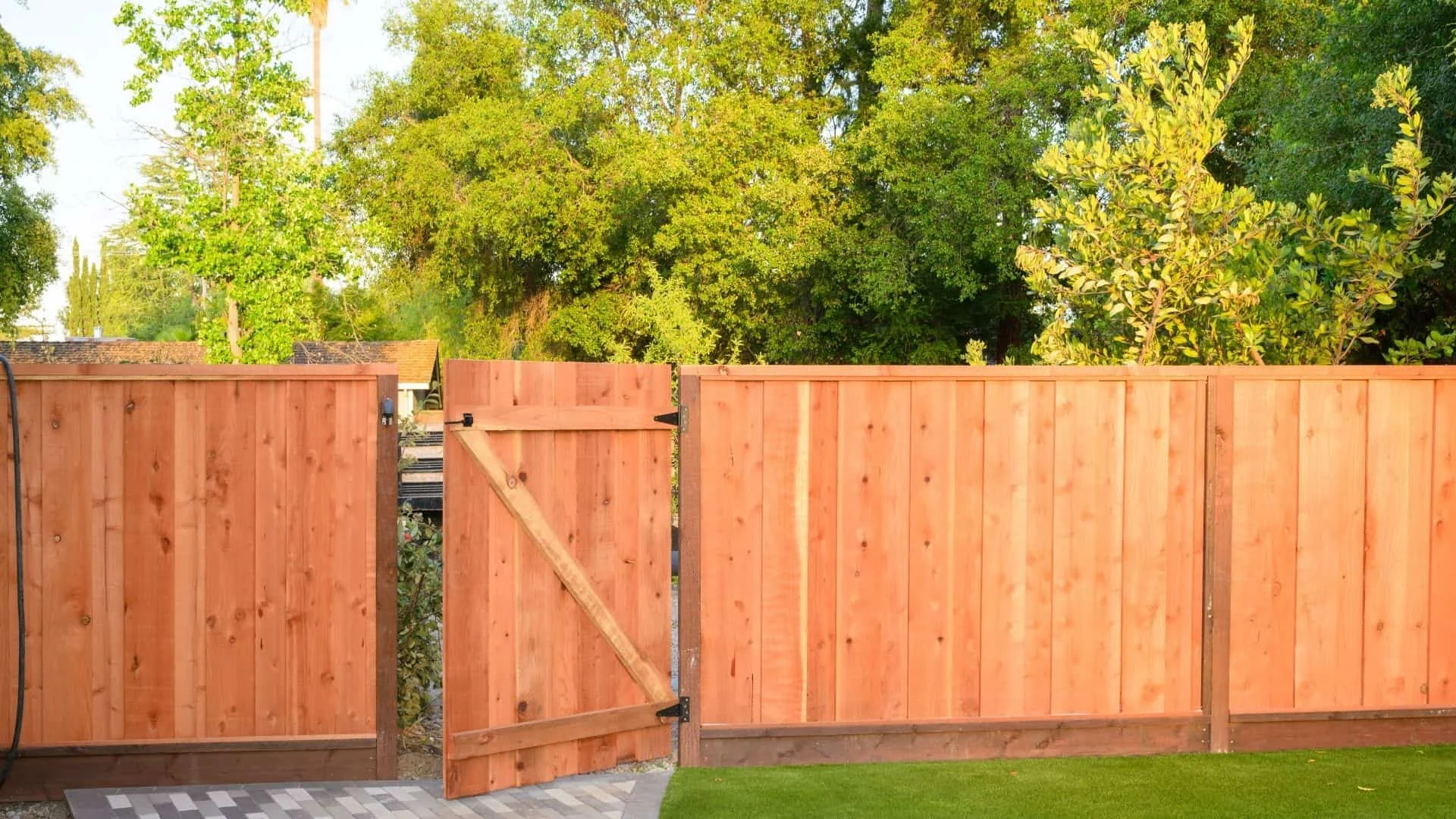 Choosing the Right Beverly Hills Fence Company
